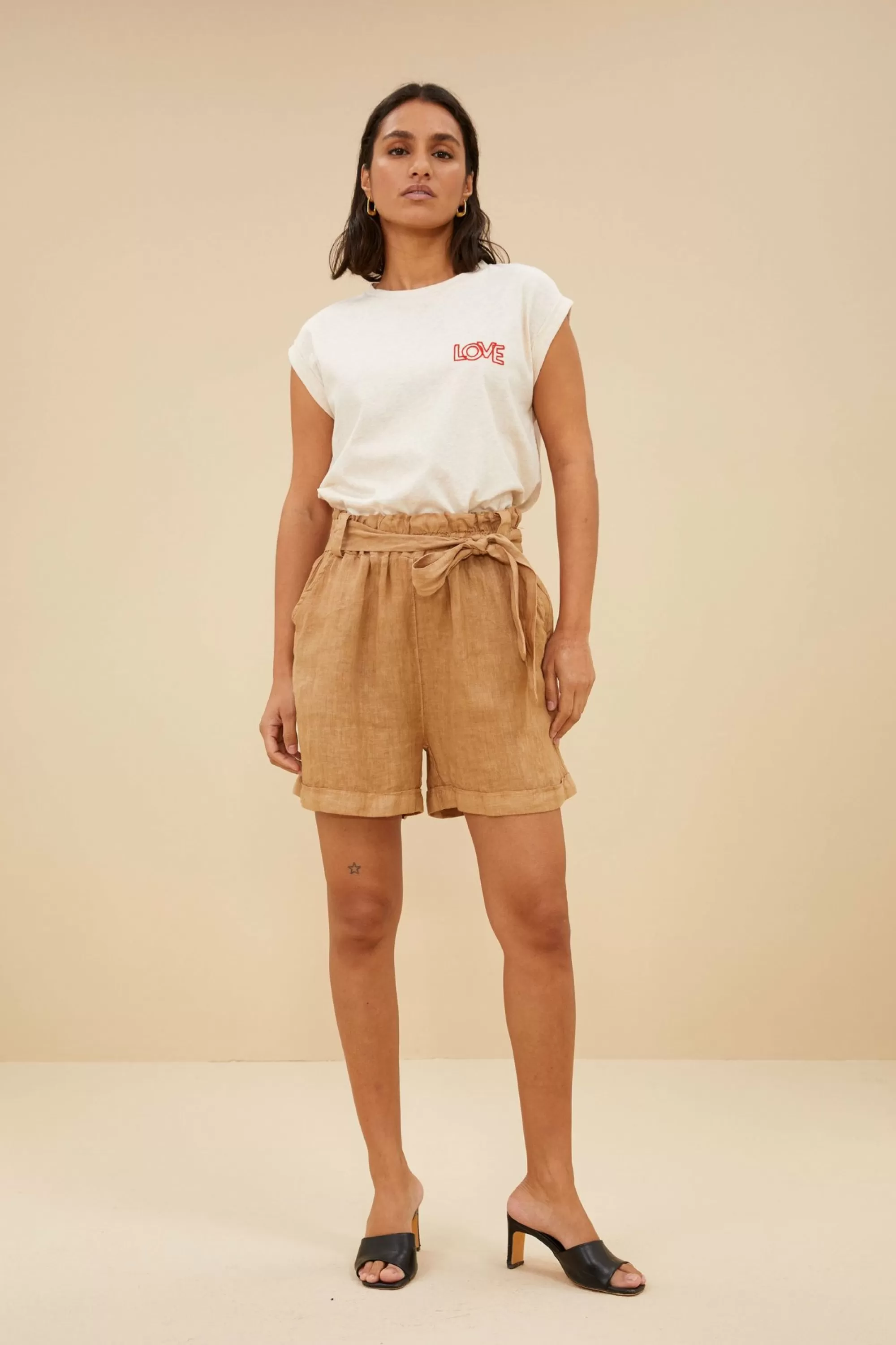 By bar June Linen Shorts Caramello Fashion